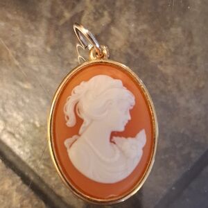 VINTAGE CAMEO PENDANT